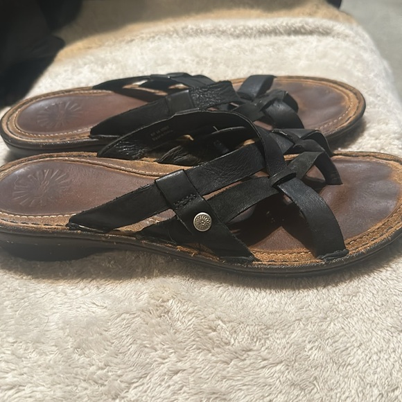 Women’s size 9 UGG sandals - Picture 3 of 3